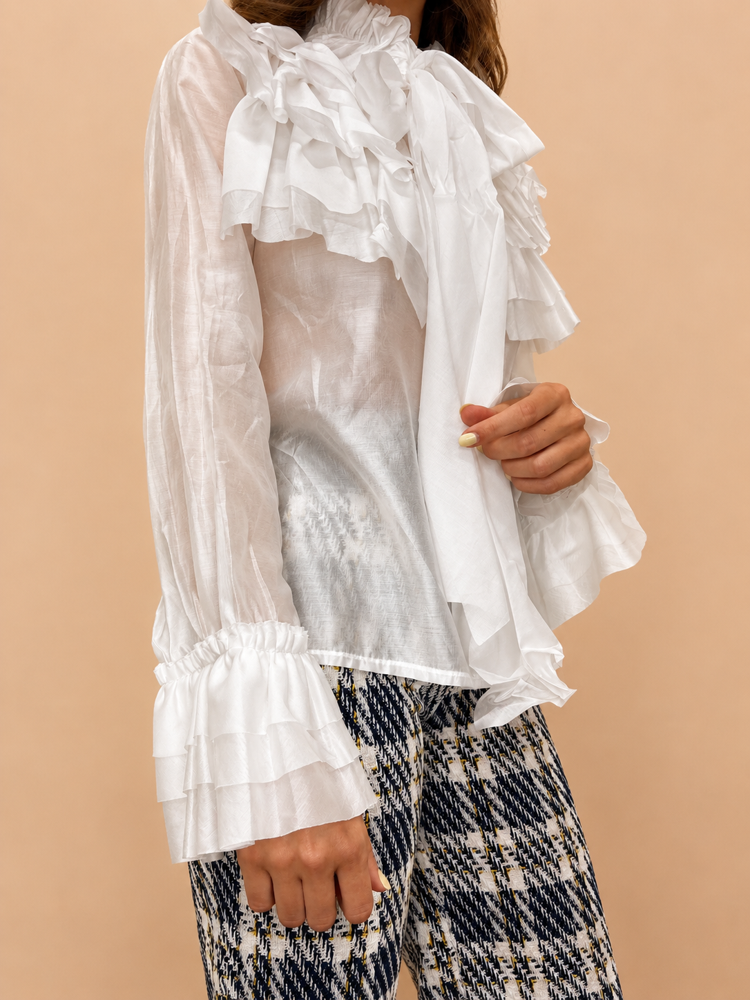 Blusa Branca com Folhos e Laço