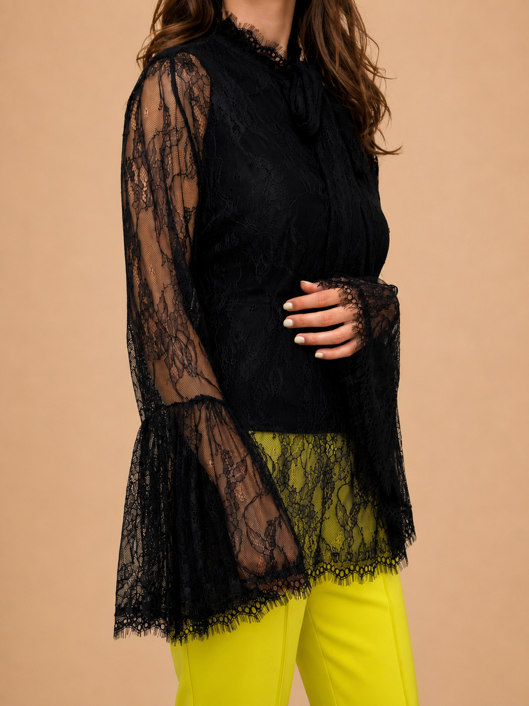 Blusa de Renda Preta com Laço - Lumina