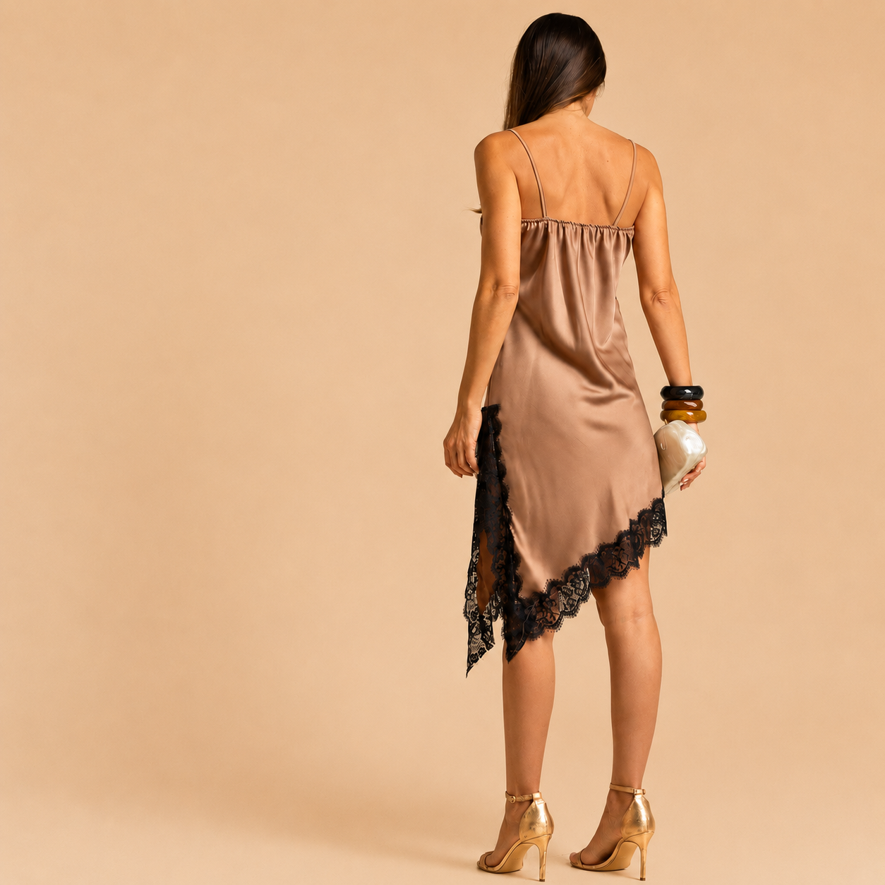 Vestido Acetinado Taupe/Cappuccino com Renda Preta
