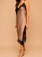 Vestido Acetinado Taupe/Cappuccino com Renda Preta