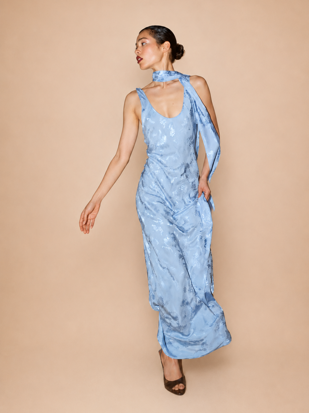 Vestido Comprido Azul Jacquard com Cachecol - Lumina