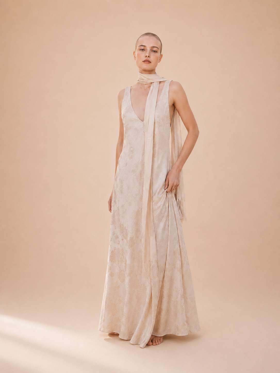 Vestido Comprido Marfim Jacquard com Cachecol - Lumina