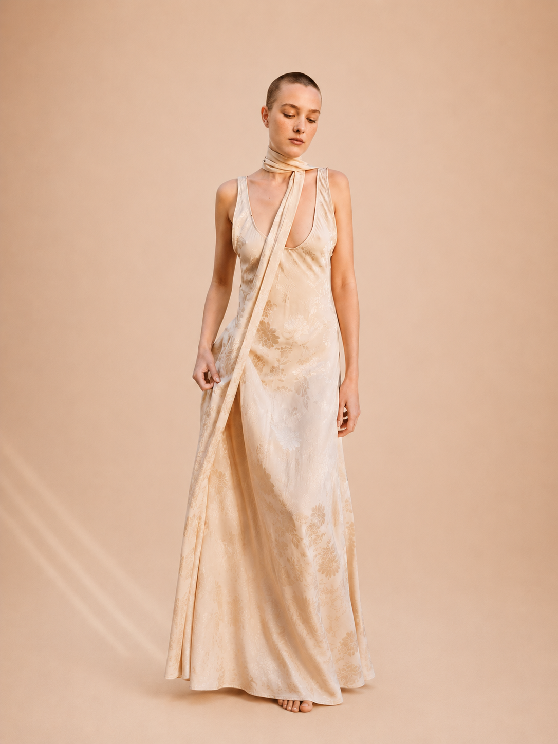 Vestido Comprido Marfim Jacquard com Cachecol - Lumina